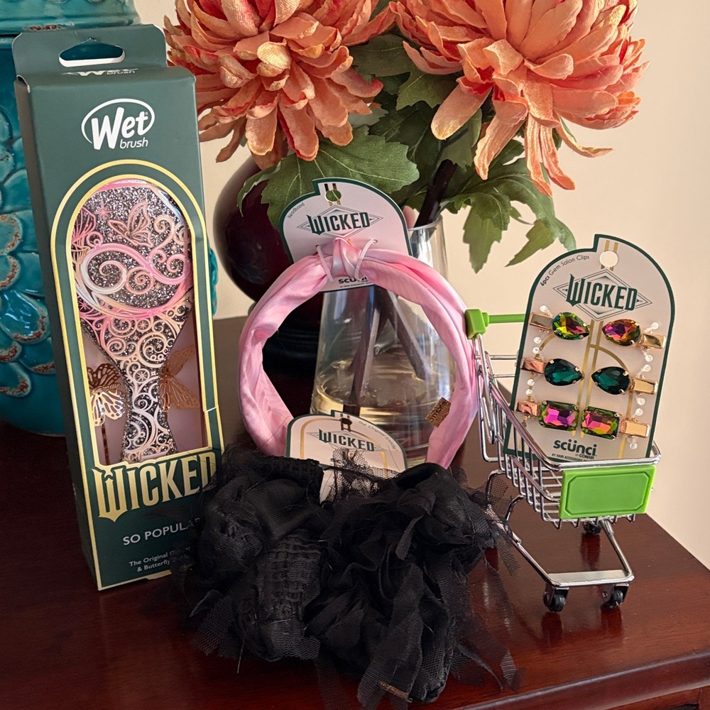 NWT Wet Brush and scunci x Wicked 5 piece bundle including shopping cart